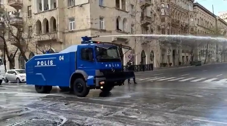 Polis TOMA-larla Bakını dezinfeksiya elədi