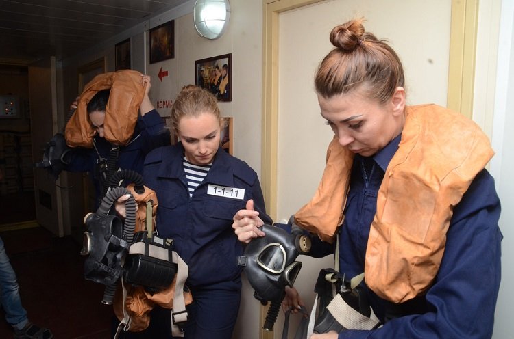 Rusiyanın Qara dəniz donanmasındakı patrul katerininin qadınlardan ibarət heyəti təlimlərdə – FOTO