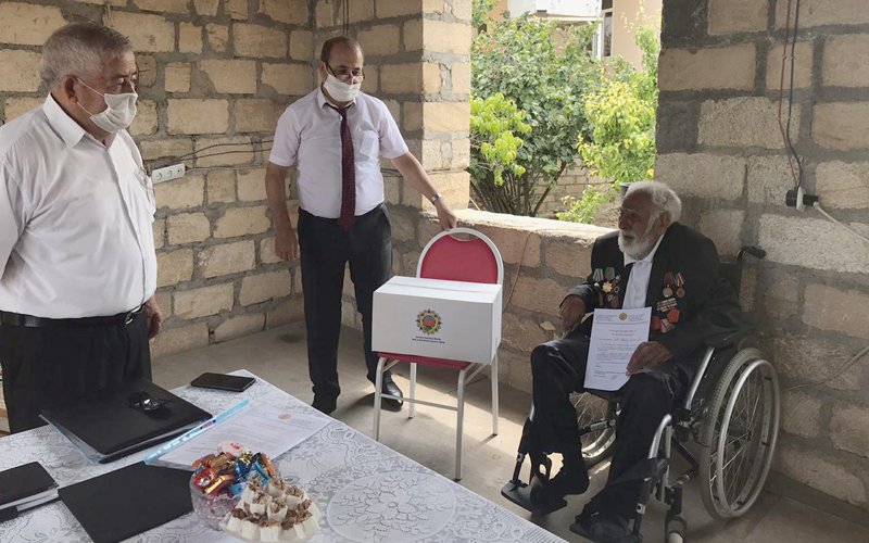 Böyük Vətən müharibəsi veteranlarına ərzaq yardımları çatdırılıb Böyük Vətən müharibəsi veteranlarına ərzaq yardımları çatdırılıb