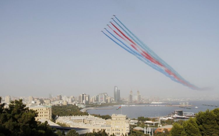 Döyüş təyyarə və helikopterləri Qələbə paradına hazırlıq uçuşları keçirib 6 photo 39089