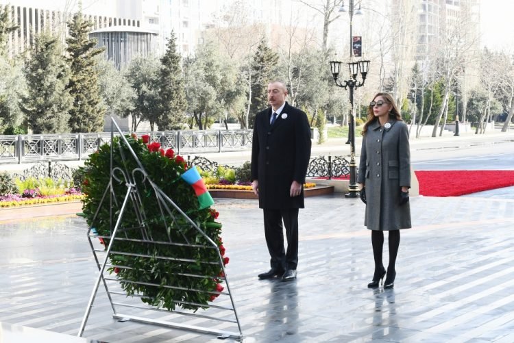 Prezident İlham Əliyev və birinci xanım Mehriban Əliyeva Xocalı soyqırımı abidəsini ziyarət ediblər Prezident İlham Əliyev və birinci xanım Mehriban Əliyeva Xocalı soyqırımı abidəsini ziyarət ediblər