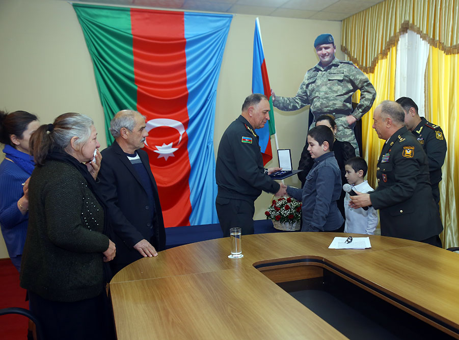 “NATO-nun Ləyaqətli Xidmət Medalı” şəhidin ailəsinə təqdim edilib 8 f1ea882cbd4d75d1cecb3e5292003c01