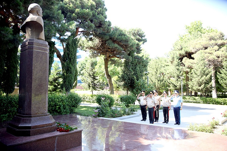 Müdafiə naziri hərbi hospitalda olub
