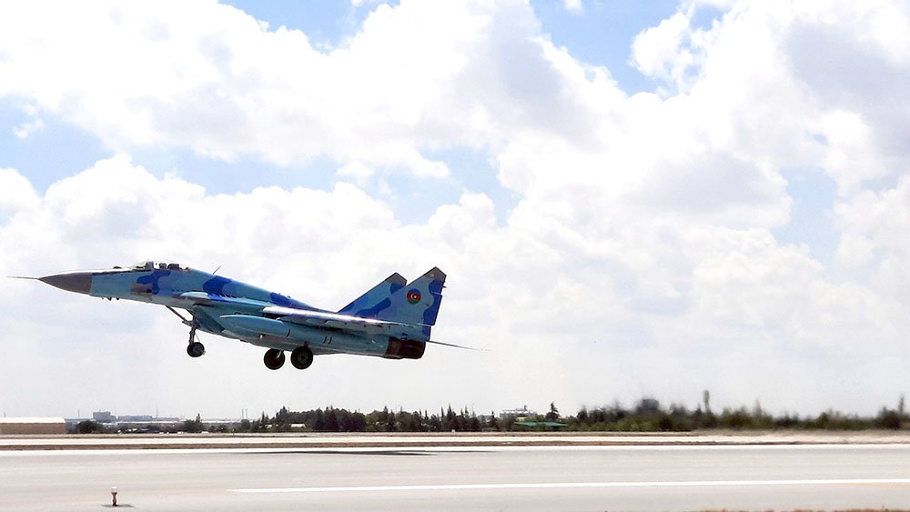 Azərbaycan hərbi pilotları şərti düşmənin HHM vasitələrindən yayınmaqla hədəflərini məhv edib Azərbaycan hərbi pilotları şərti düşmənin HHM vasitələrindən yayınmaqla hədəflərini məhv edib