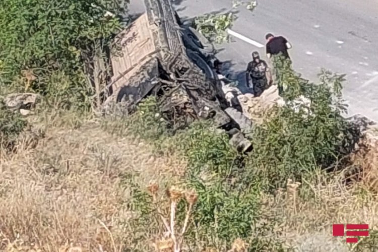 Göygöldə hərbçiləri daşıyan maşın qəzaya uğrayıb