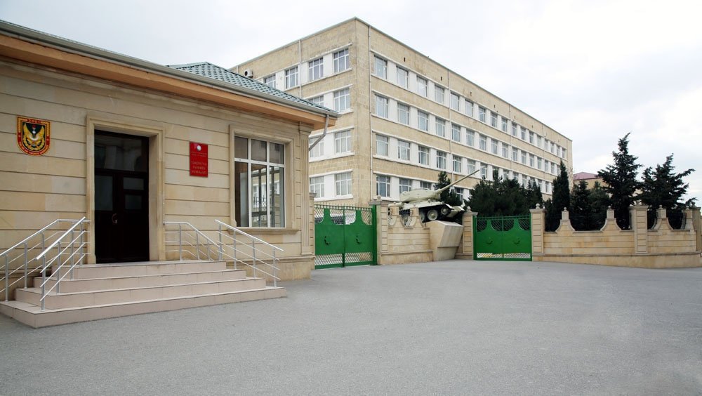 Müdafiə Nazirliyi müddətdən artıq həqiqi hərbi xidmətə qəbul elan edib