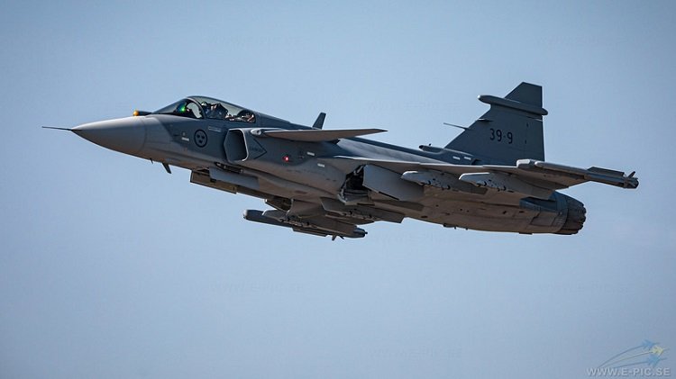 İlk seriyalı “Gripen E” qırıcıların tədarükünə başlanıb