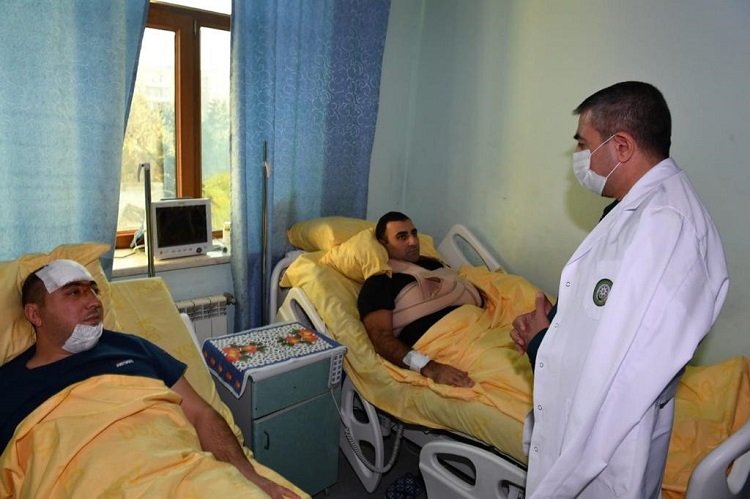 Elçin Quliyev helikopter qəzasında yaralanmış hərbçiləri ziyarət edib