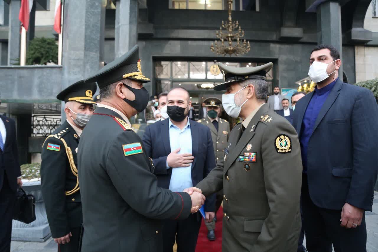 Azərbaycan və İran müdafiə nazirləri görüşüb Azərbaycan və İran müdafiə nazirləri görüşüb
