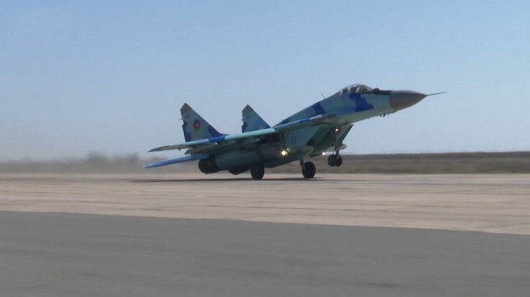 HHQ-də pilotlar hava kəşfiyyatının aparılması üzrə tapşırıqlar icra edib HHQ-də pilotlar hava kəşfiyyatının aparılması üzrə tapşırıqlar icra edib
