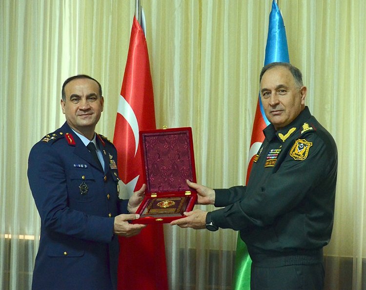 Azərbaycan Ordusunun Baş Qərargah rəisi türkiyəli nümayəndə heyəti ilə görüşüb Azərbaycan Ordusunun Baş Qərargah rəisi türkiyəli nümayəndə heyəti ilə görüşüb