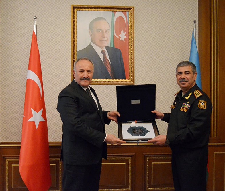 Azərbaycanın müdafiə naziri Türkiyənin MTŞ Baş katibi ilə görüşüb