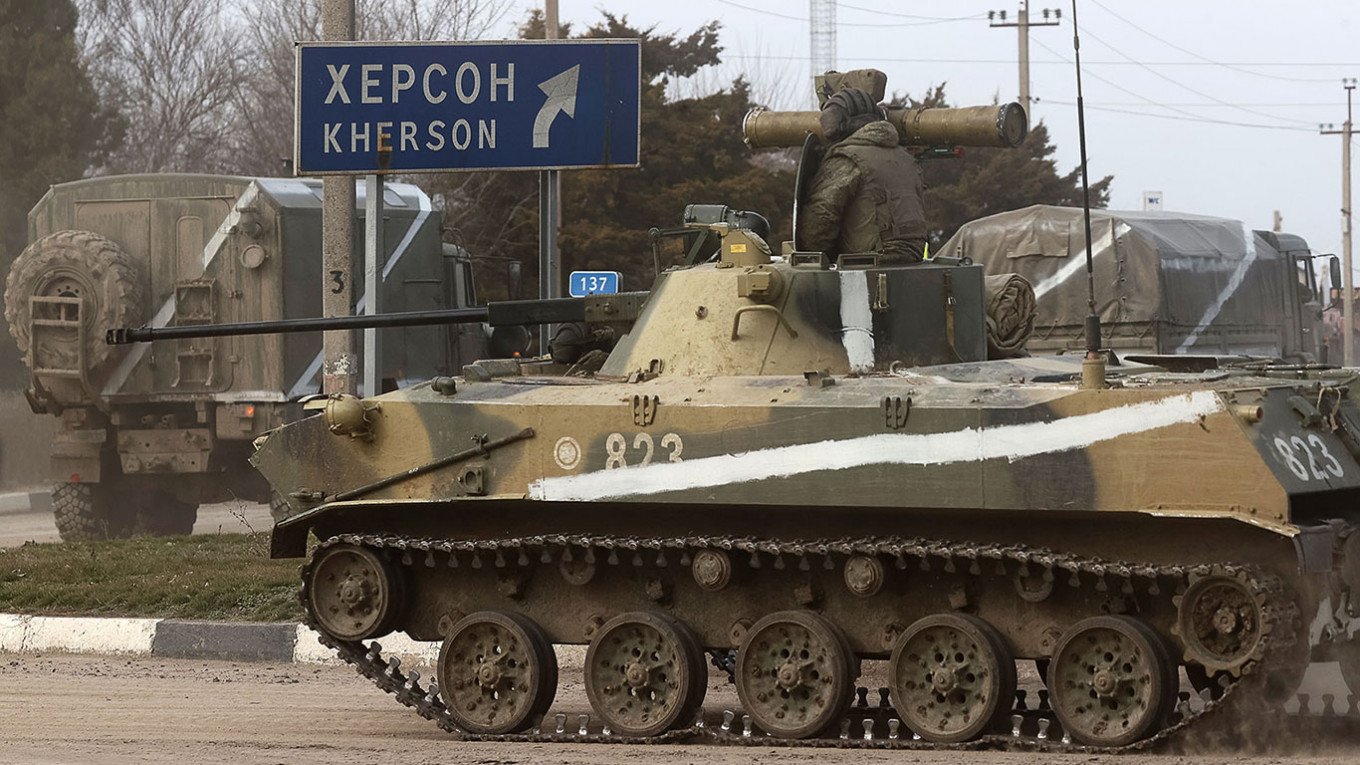 RUSİYA-UKRAYNA MÜHARİBƏSİ: Ukrayna əsgəri – NATO silahı 8 TASS Krimin simalindaki Armyansk səhəri uzərindən zirehli masin hərəkət edir.