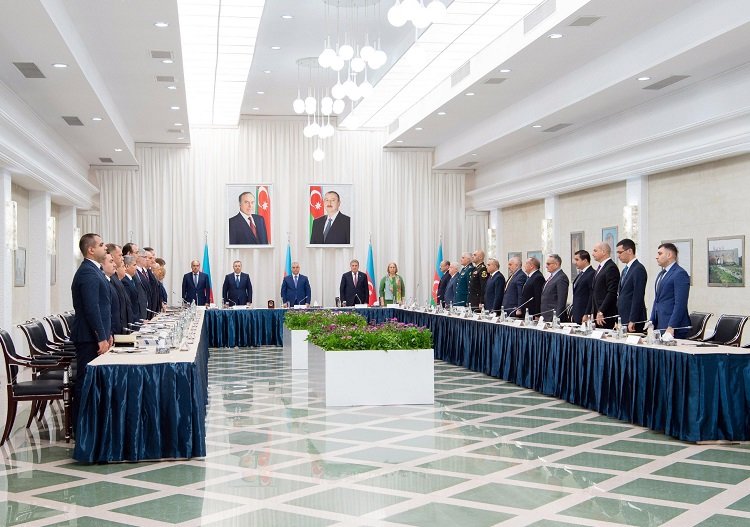 Dövlət Komissiyasının ötən dövr ərzində görülmüş işlərə və qarşıda duran vəzifələrə dair iclası keçirilib Dövlət Komissiyasının ötən dövr ərzində görülmüş işlərə və qarşıda duran vəzifələrə dair iclası keçirilib