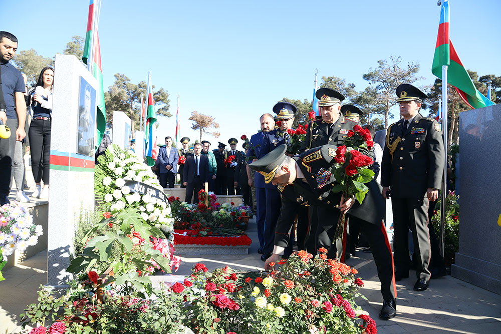 Müdafiə Nazirliyinin rəhbər heyəti Şəhidlər Xiyabanını ziyarət edib - FOTO/VİDEO 7 7 1