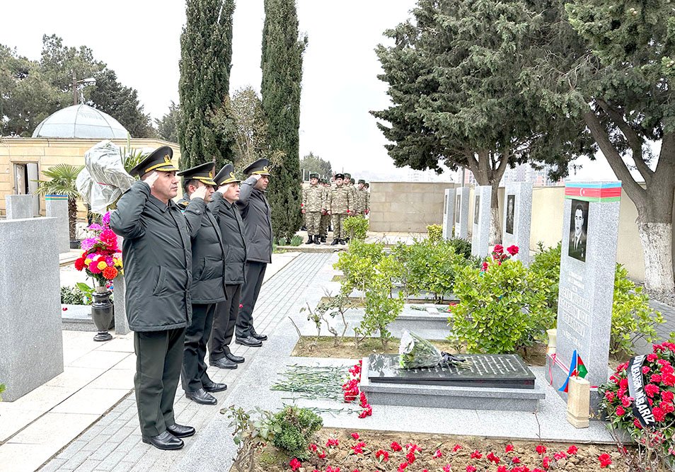 Milli Qəhrəman Mübariz İbrahimovun məzarı ziyarət edilib Milli Qəhrəman Mübariz İbrahimovun məzarı ziyarət edilib