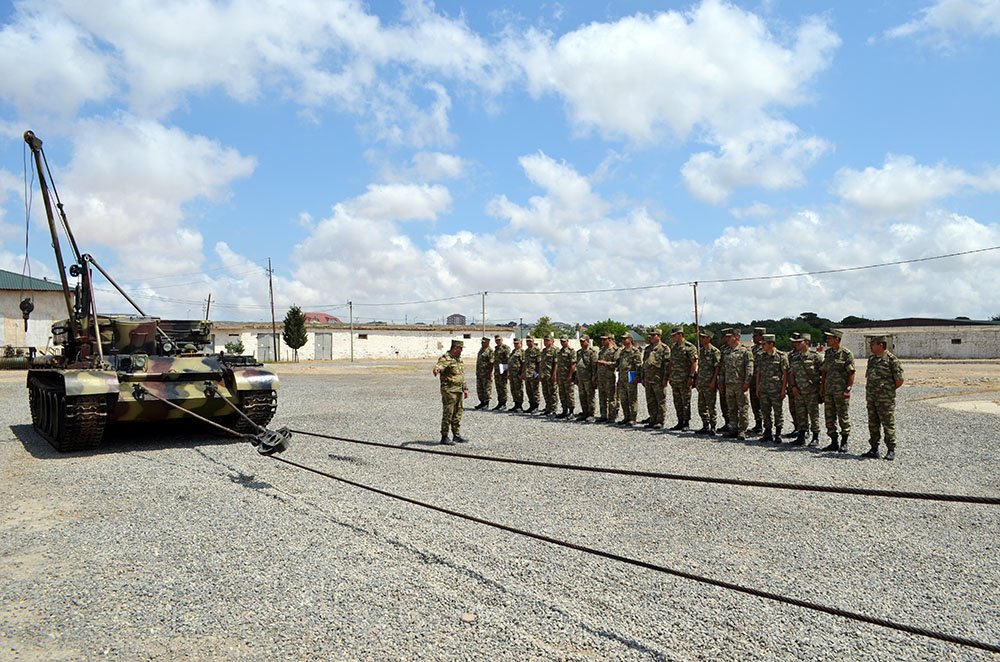 Zirehli tank xidməti rəisləri ilə toplantı keçirilib