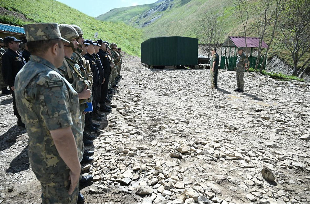 Müdafiə naziri şərti sərhəd istiqamətində bölmələrin döyüş hazırlığını yoxlayıb