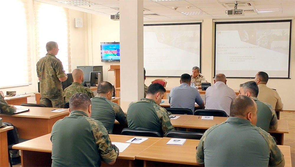 NATO-nun Mobil Təlim Qrupu ilə treninq keçirilir