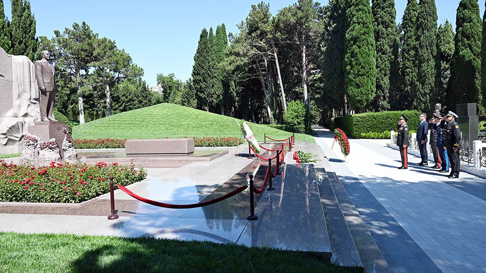 Azərbaycanın müdafiə naziri Fəxri Xiyabanda və Zəfər parkında olub Azərbaycanın müdafiə naziri Fəxri Xiyabanda və Zəfər parkında olub