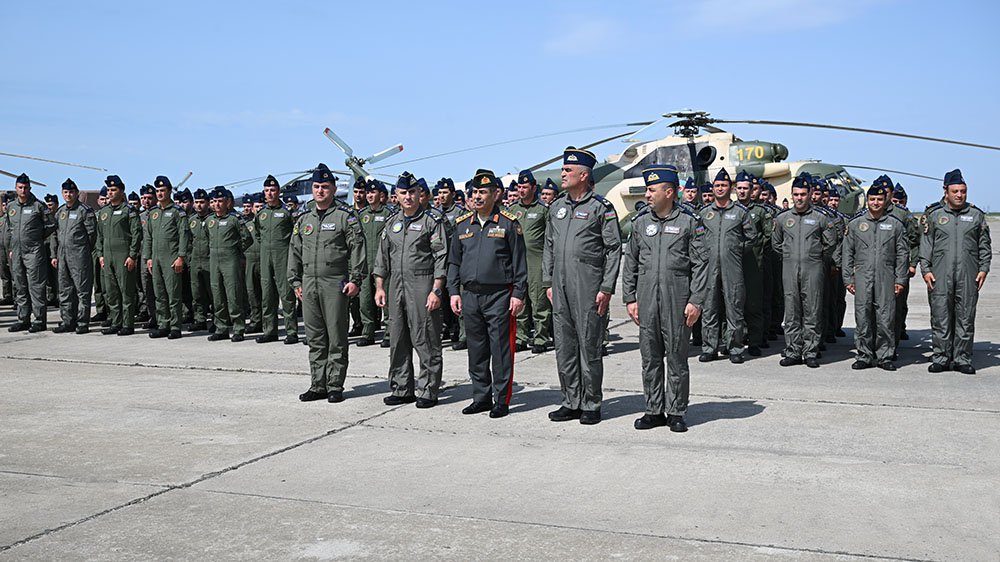 Müdafiə Nazirliyinin rəhbərliyi şəxsi heyətlə görüşüb Müdafiə Nazirliyinin rəhbərliyi şəxsi heyətlə görüşüb