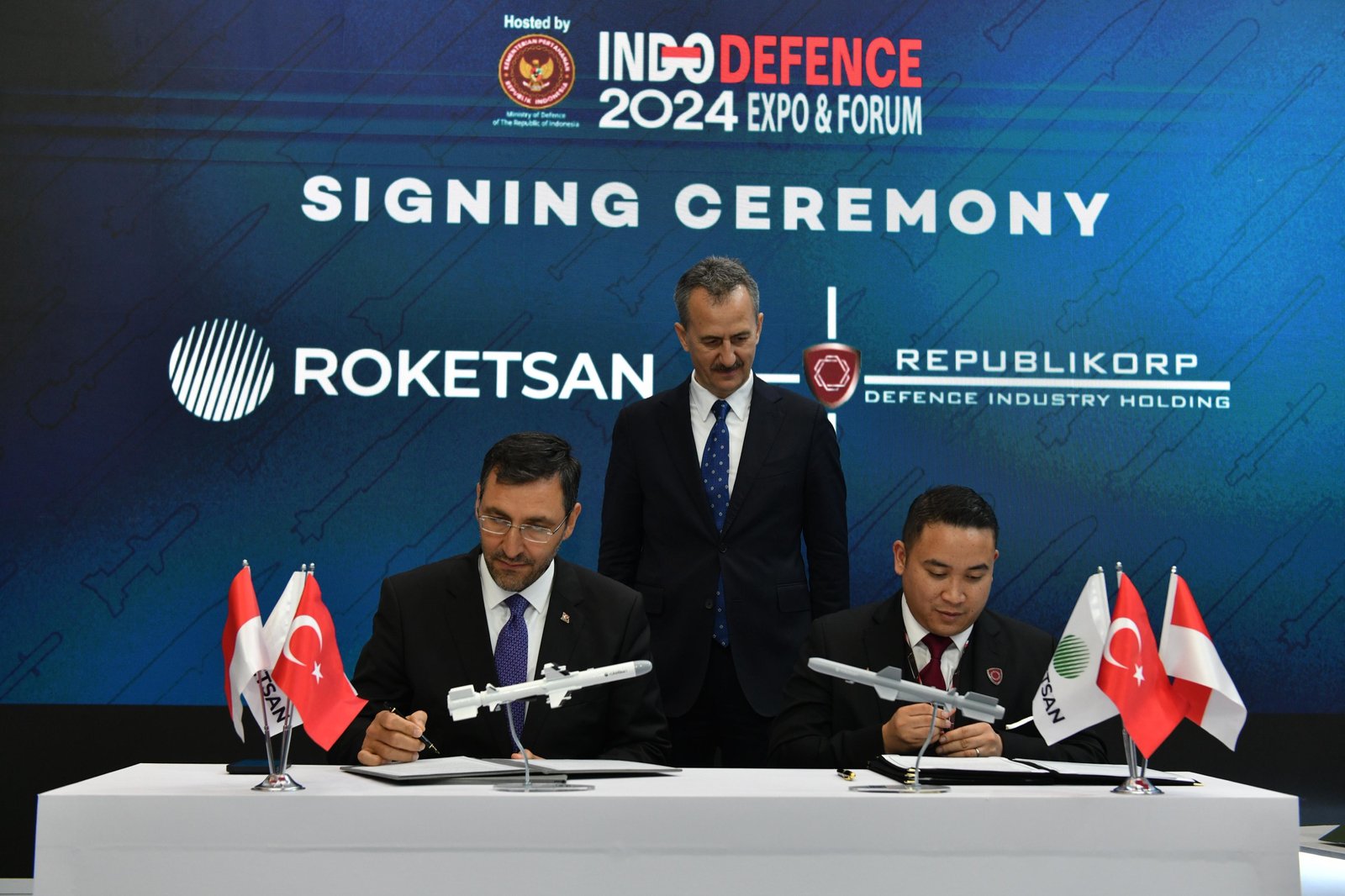 “Roketsan” İndoneziya Silahlı Qüvvələrinə əlavə ATMACA raketləri tədarük edəcək “Roketsan” İndoneziya Silahlı Qüvvələrinə əlavə ATMACA raketləri tədarük edəcək