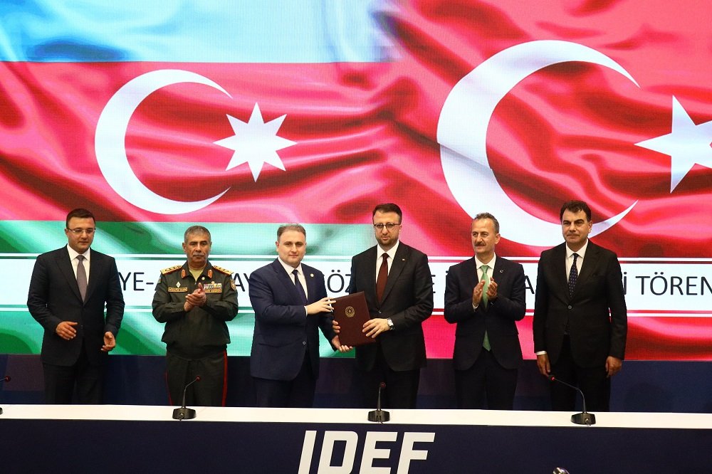 Vüqar Mustafayev Türkiyənin milli müdafiə naziri ilə görüşüb Vüqar Mustafayev Türkiyənin milli müdafiə naziri ilə görüşüb