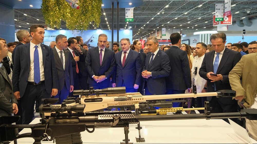 IDEF-2025-də Türkiyənin xarici işlər naziri “Azərsilah” stendinə baxış keçirib