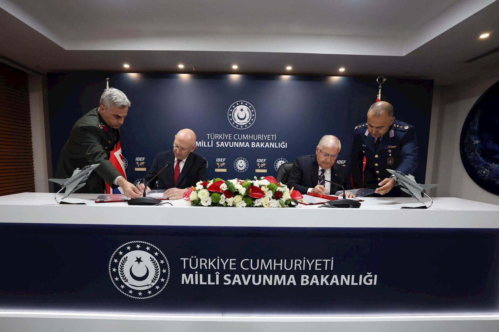 Türkiyə və Böyük Britaniya arasında “Eurofighter”lərin tədarükünə dair Anlaşma Memorandumu imzalanıb Türkiyə və Böyük Britaniya arasında “Eurofighter”lərin tədarükünə dair Anlaşma Memorandumu imzalanıb