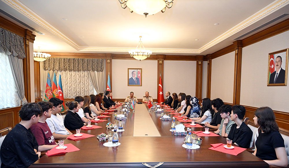 Azərbaycanın müdafiə naziri türkiyəli şəhid ailələri ilə görüşüb Azərbaycanın müdafiə naziri türkiyəli şəhid ailələri ilə görüşüb