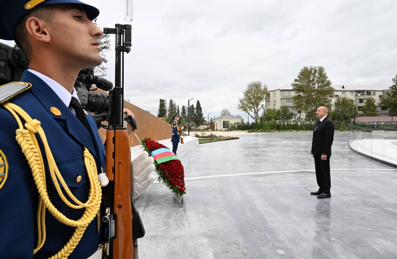 Prezident İlham Əliyev Vətən müharibəsi şəhidlərinin xatirəsini bir dəqiqəlik sükutla yad edib