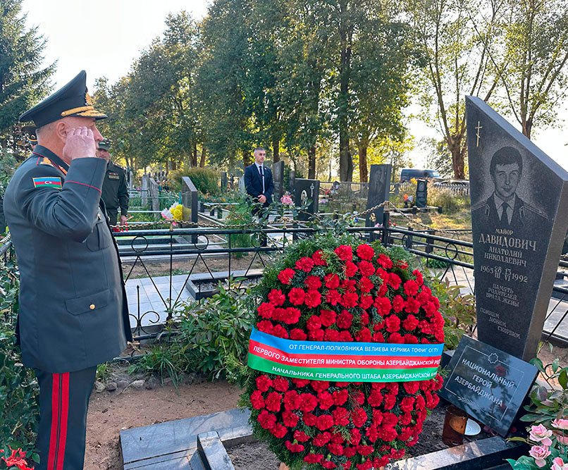 Kərim Vəliyev Belarusda Azərbaycanın Milli Qəhrəmanının məzarını ziyarət edib Kərim Vəliyev Belarusda Azərbaycanın Milli Qəhrəmanının məzarını ziyarət edib