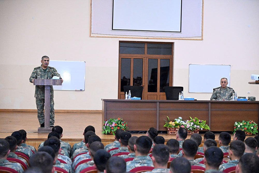 Müdafiə Nazirliyinin rəhbərliyi bölmələrin təminatını və döyüş hazırlığını yoxlayıb Müdafiə Nazirliyinin rəhbərliyi bölmələrin təminatını və döyüş hazırlığını yoxlayıb