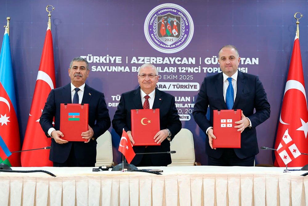 Azərbaycan, Gürcüstan və Türkiyə müdafiə nazirlərinin üçtərəfli görüşü olub Azərbaycan, Gürcüstan və Türkiyə müdafiə nazirlərinin üçtərəfli görüşü olub