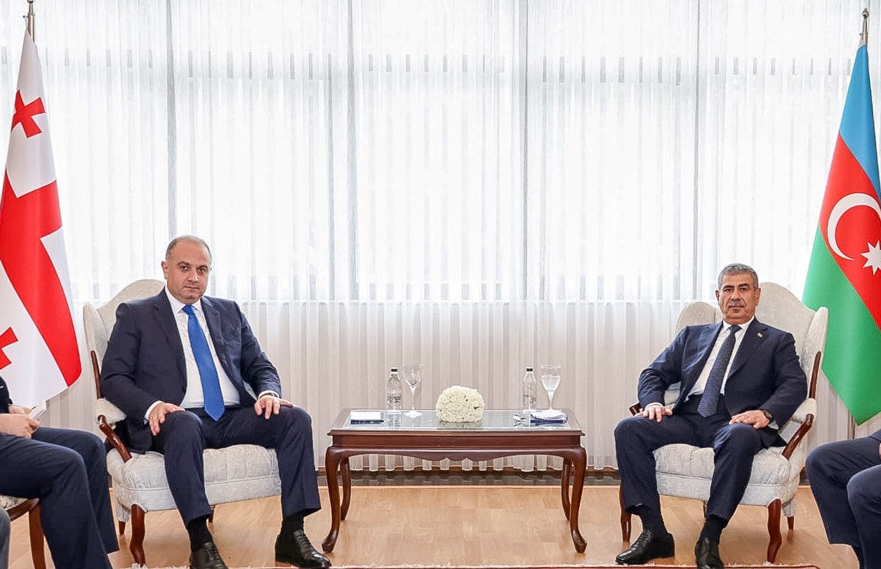 saqartvelos tavdacvis ministri tavdacvis sammxrivi ministerialis farglebshi azerbaijanel kolegas