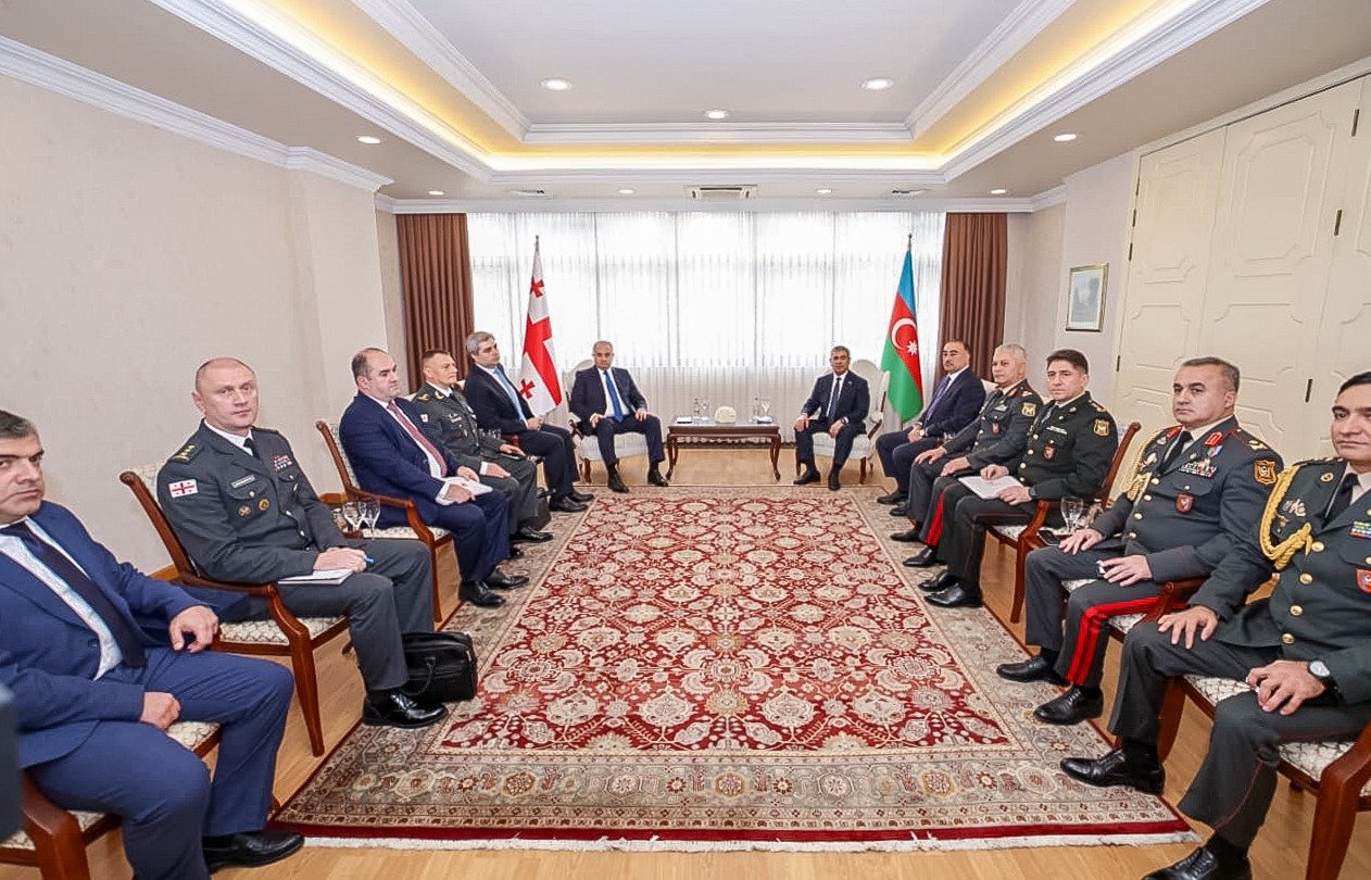saqartvelos tavdacvis ministri tavdacvis sammxrivi ministerialis farglebshi azerbaijanel kolegas