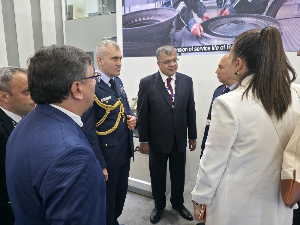 “Dubai Airshow 2025”: Türkiyənin milli müdafiə nazirinin müavini MİRAS stendini ziyarət edib - FOTO/VİDEO 1 20251119 113913 result