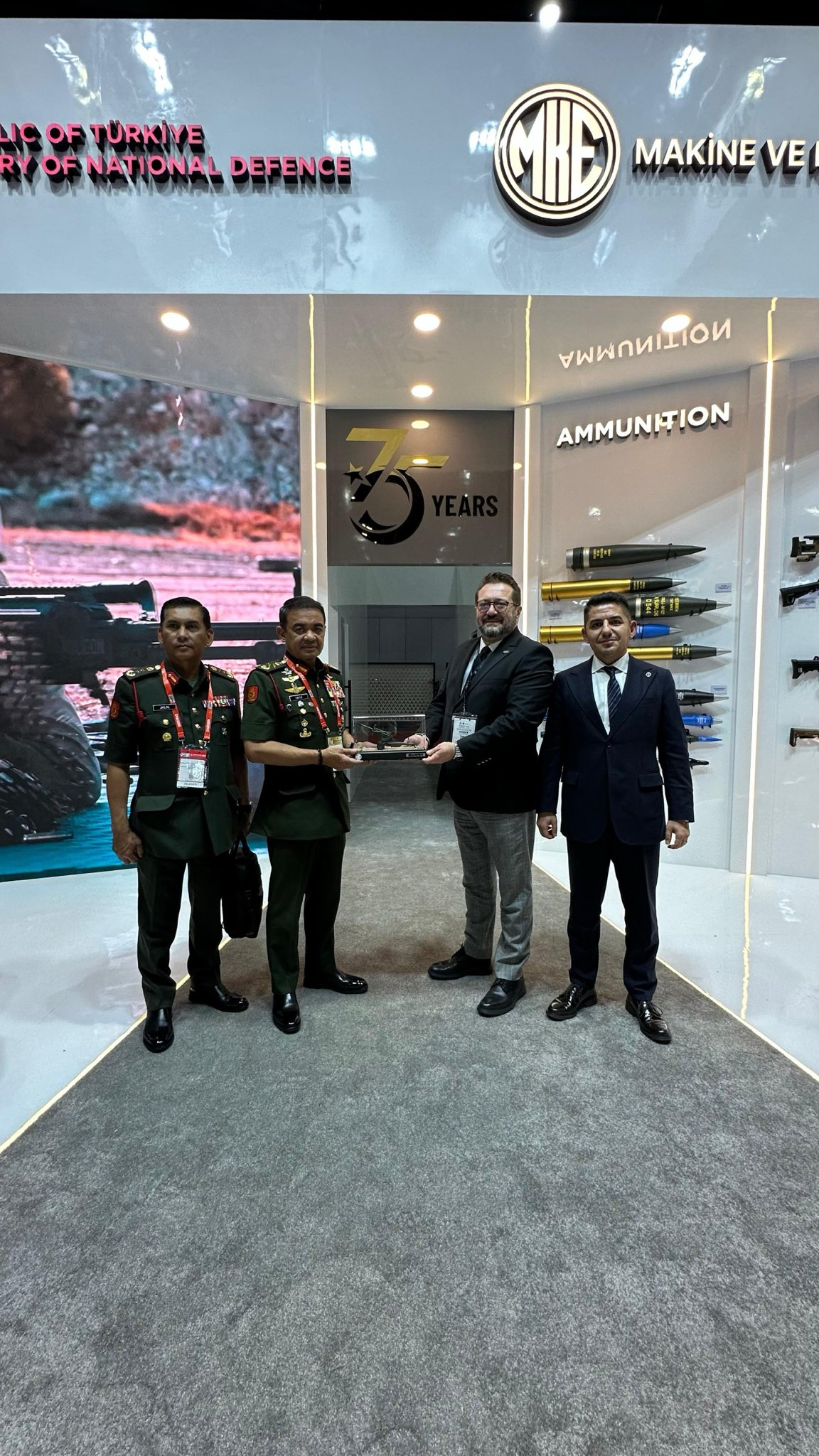 MKE məhsullarını beynəlxalq müdafiə sərgilərində təqdim edib 4 G5p7VdfWkAAuctB