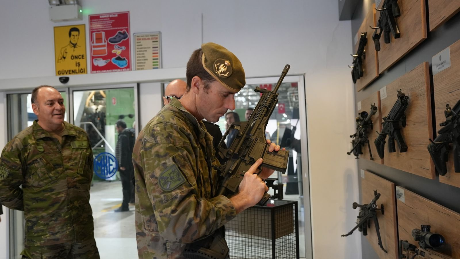 İspaniya Silahlı Qüvvələrinin nümayəndələri MKE istehsalı məhsullarla maraqlanıb