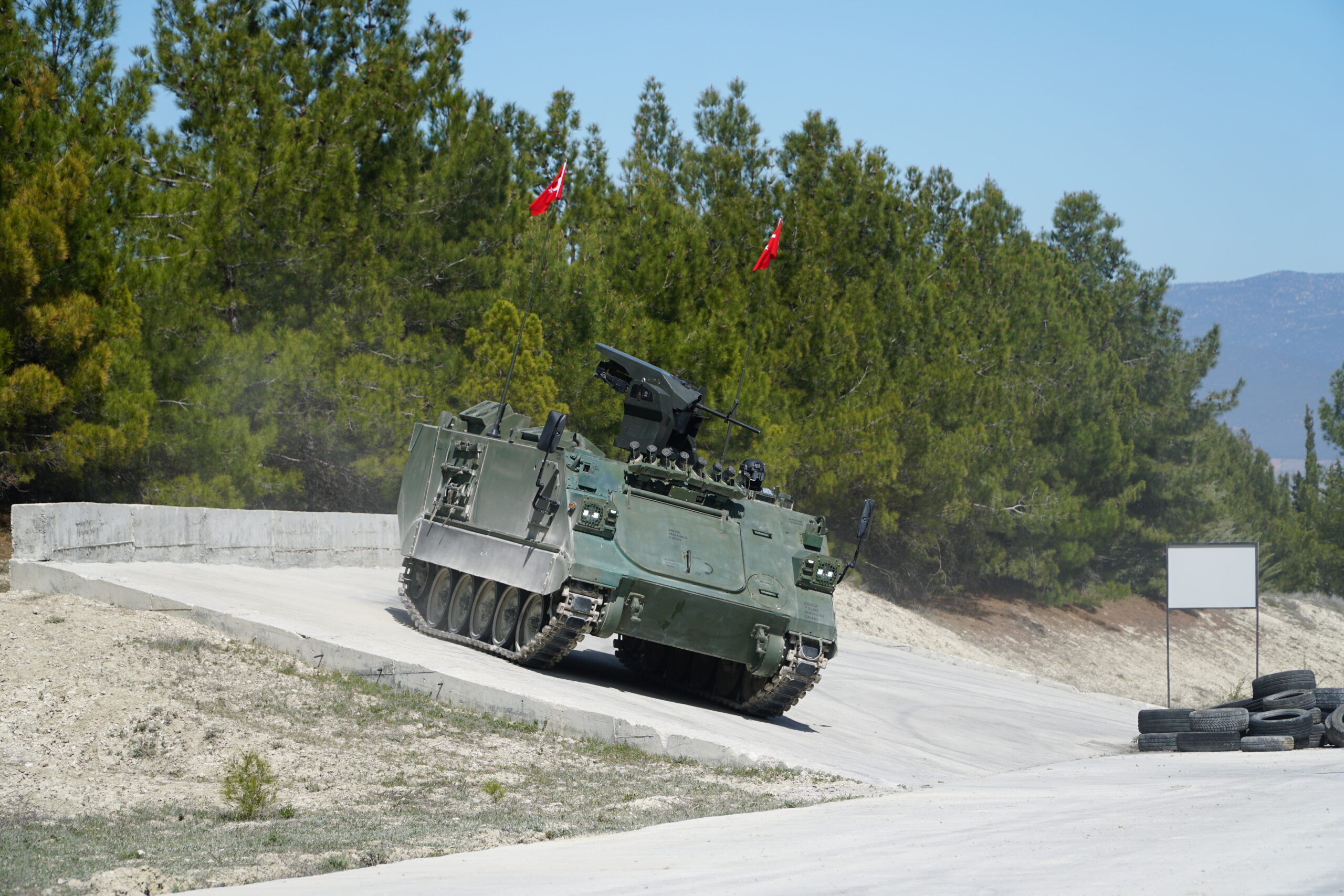 Seriyalı istehsal edilən ilk elektrikli zirehli personal daşıyıcı Türkiyə Quru Qoşunlarına çatdırılıb – VİDEO