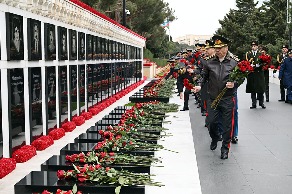 Müdafiə Nazirliyinin rəhbərliyi Şəhidlər xiyabanını ziyarət edib – VİDEO