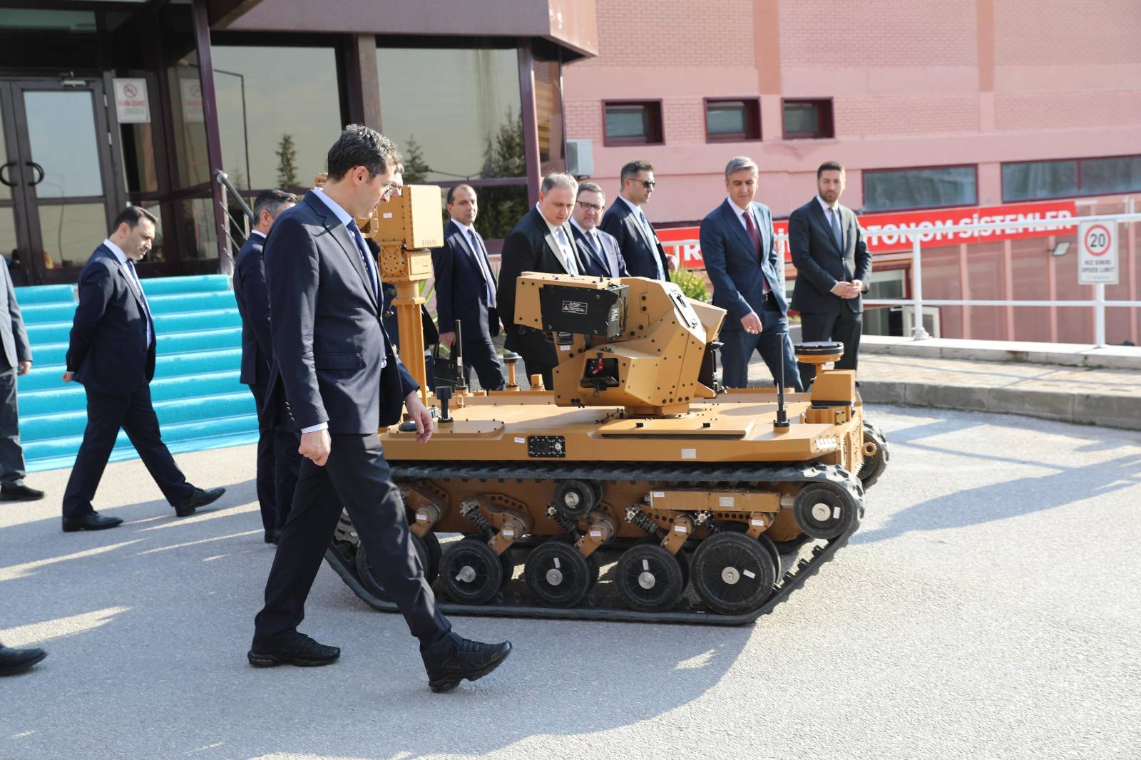 Azərbaycanın müdafiə sənayesi naziri HAVELSAN texnologiyaları ilə tanış olub