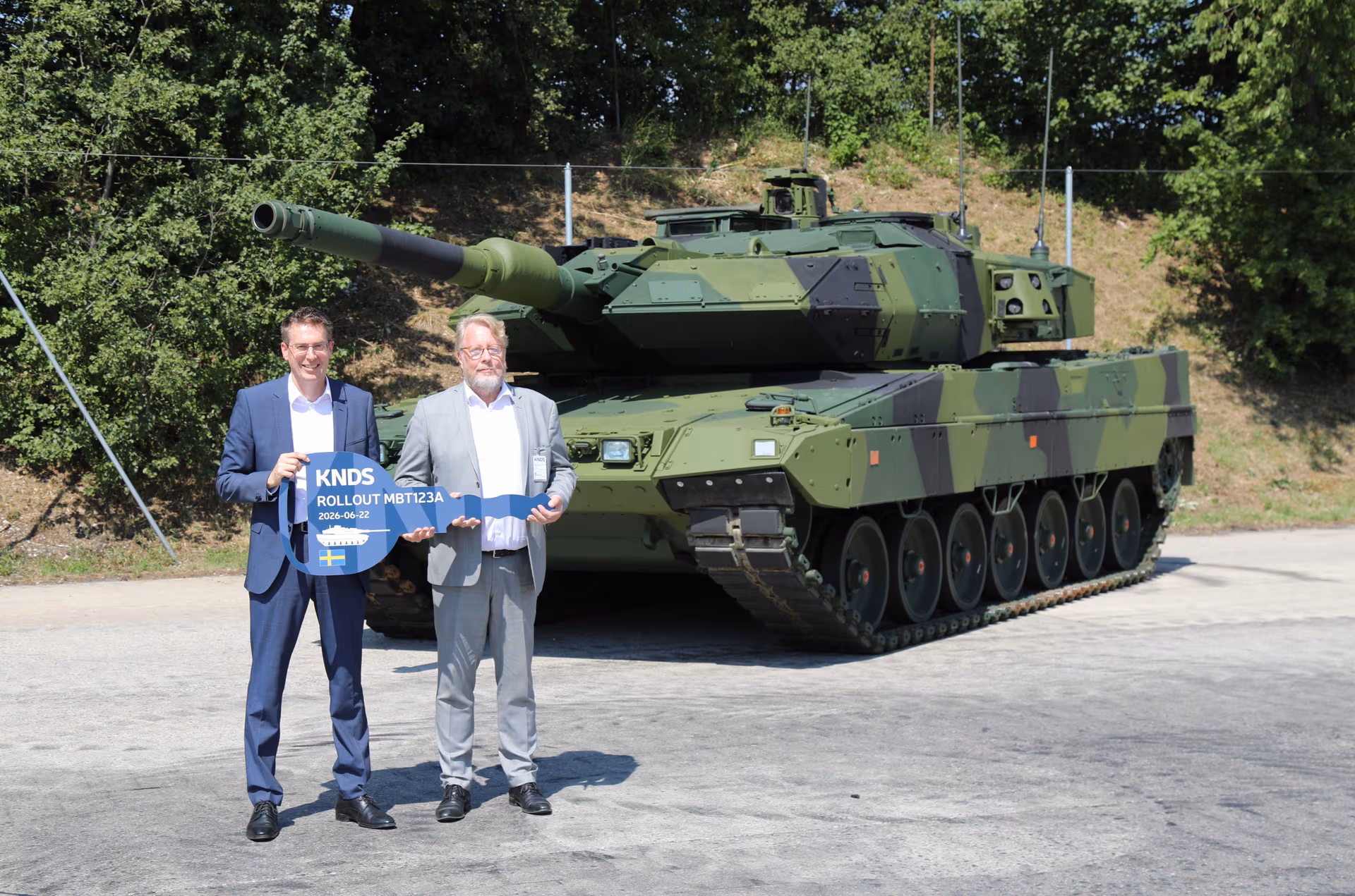 Foto KNDS LEOPARD Stridsvagn 123 A l CEO Florian Hohenwarter r Pontus Nordberg Deputy Director Land Systems FMV 2 68853070aa
