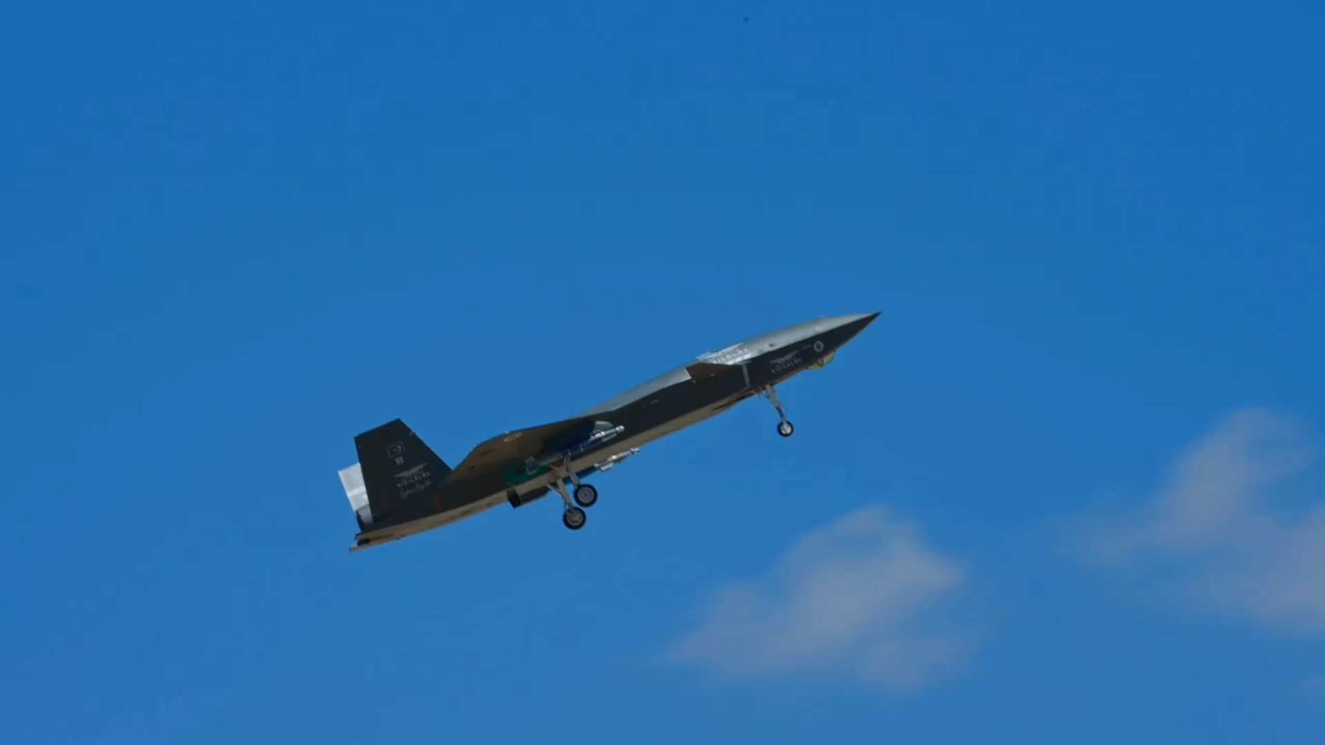 “Bayraktar KIZILELMA” pilotsuz döyüş təyyarəsi LGK-82 və TEBER-82 ilə atış sınağı keçirib 2 sqeuq23e1