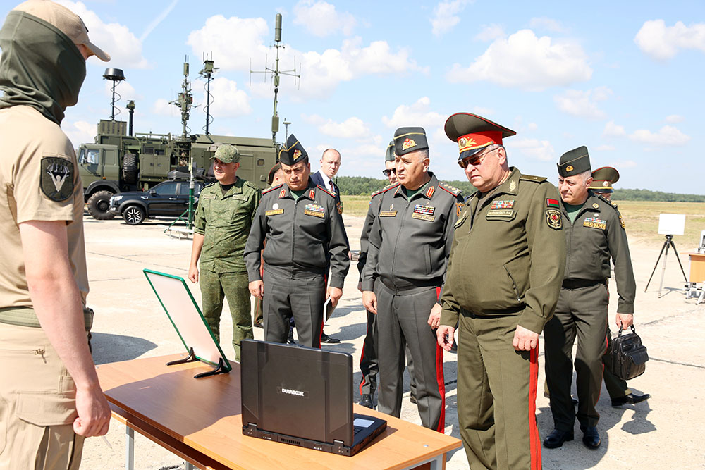 Kərim Vəliyev Belarus Silahlı Qüvvələrinin hərbi obyektlərini ziyarət edib 4 56fa5bb59e6bea17c9c85996c8322560