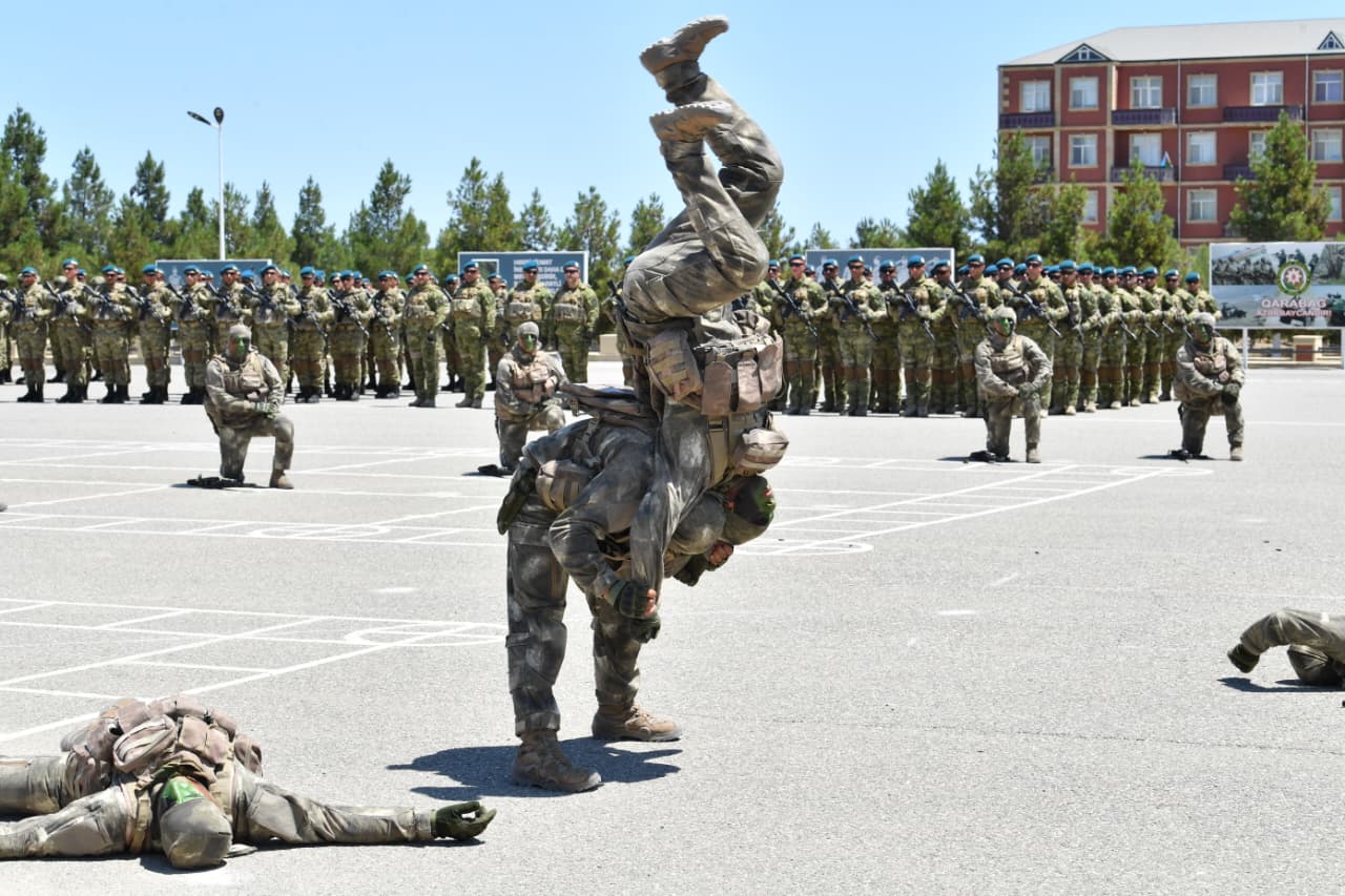 “Çevikçi” kursunu bitirmiş hərbi qulluqçulara beretlər təqdim olunub 10 9 7c6703d8aca70f7e3f0a7b84219ffb70