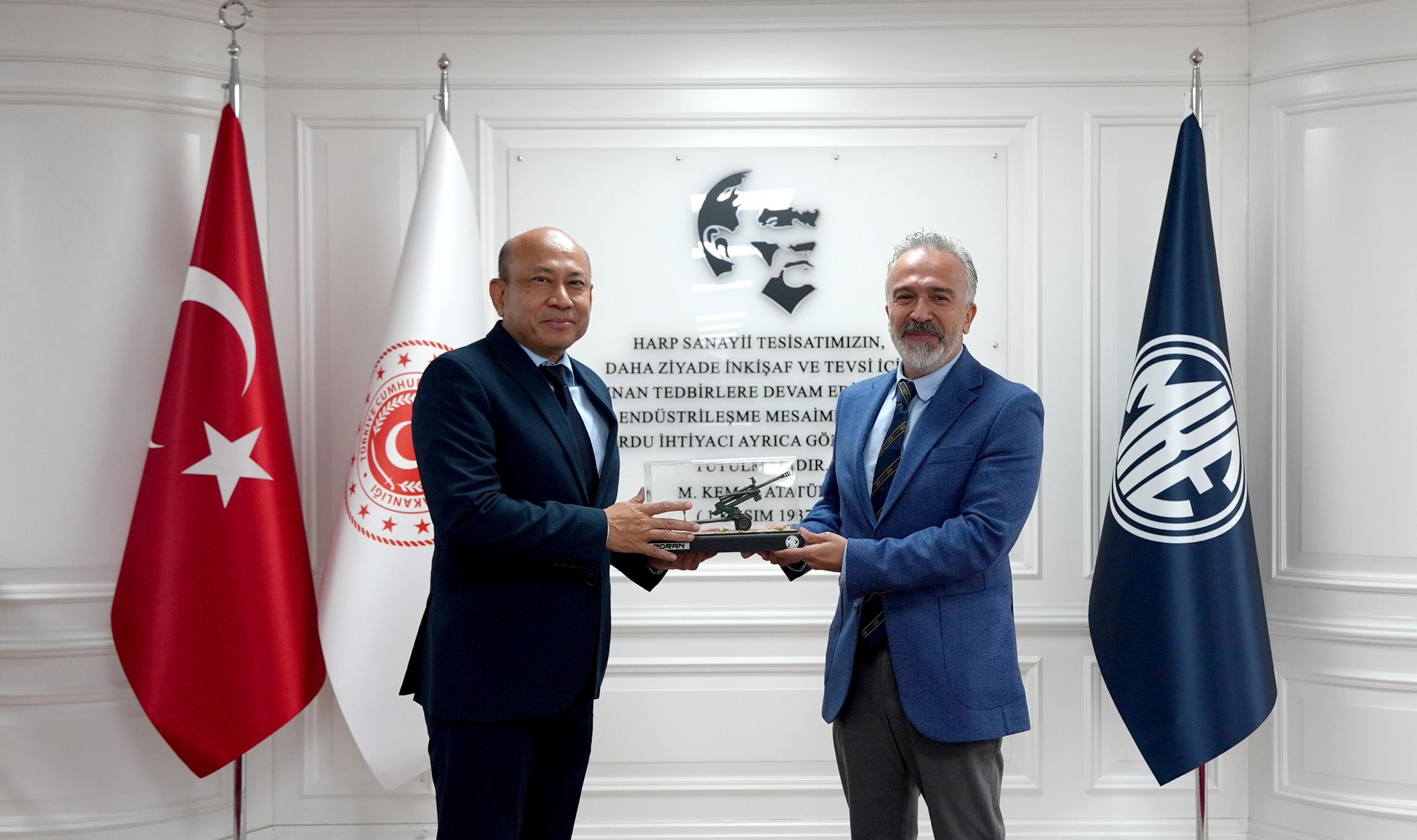 Malayziya Müdafiə Nazirliyinin nümayəndə heyəti MKE şirkətini ziyarət edib 3 HQjd5WvWIAAagvU