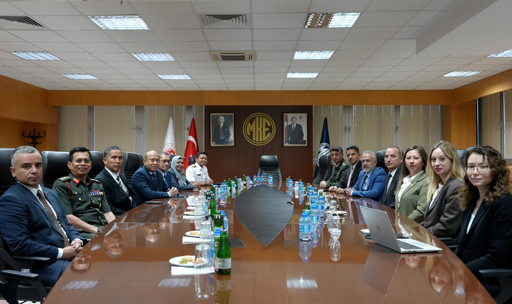 Malayziya Müdafiə Nazirliyinin nümayəndə heyəti MKE şirkətini ziyarət edib 1 HQjd5WwW8AAqN4l