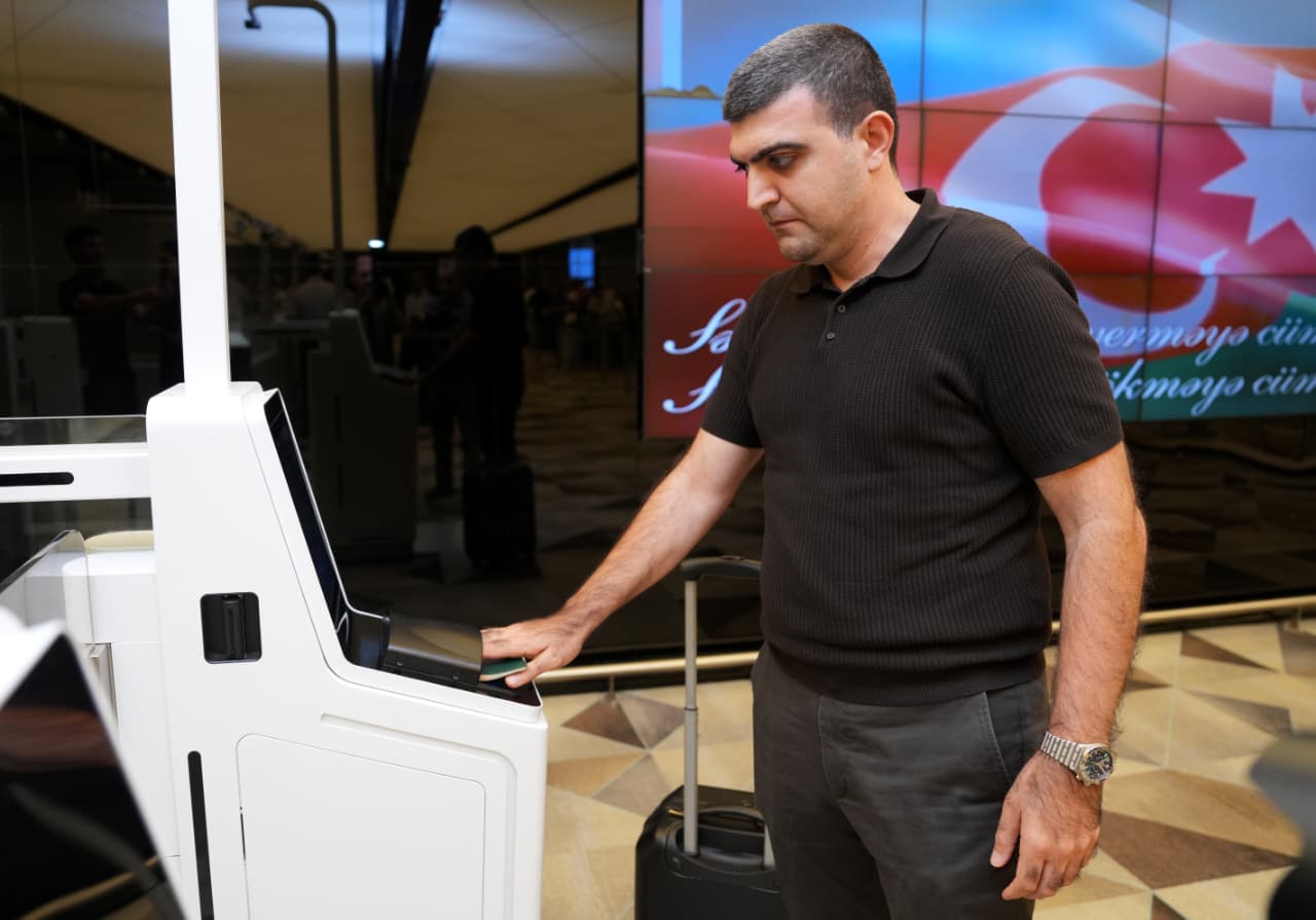 Heydər Əliyev Beynəlxalq Hava Limanında “Elektron qapı sərhəd nəzarəti sistemi” istifadəyə verilib 2 WhatsApp Image 2026 08 28 at 10.06.24 1