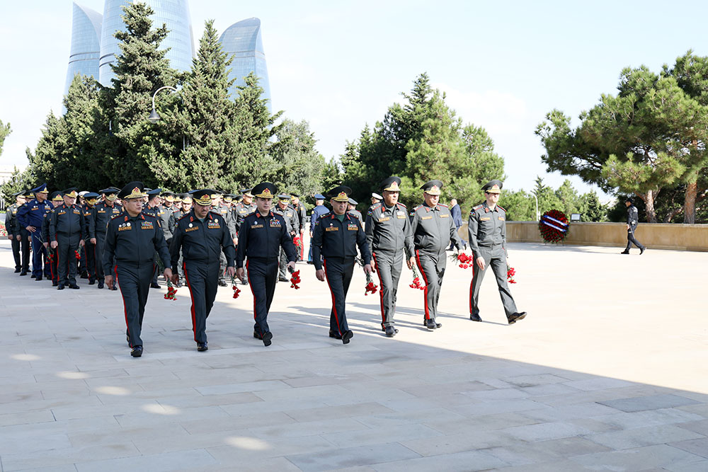 Müdafiə Nazirliyinin rəhbərliyi Şəhidlər xiyabanlarını və Zəfər parkını ziyarət edib - VİDEO 3 db7d7acb702891d0ee7c7580c8a3fff4